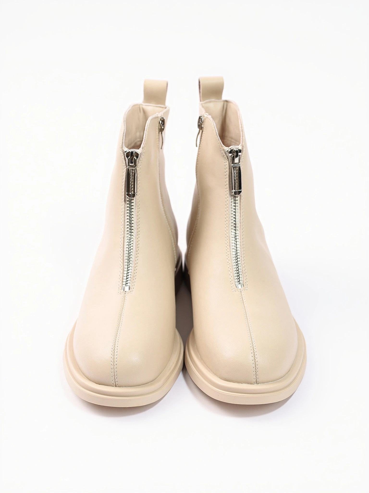 Ботинки светло-бежевого цвета с декоративным замком